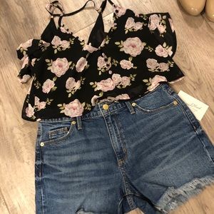 Cropped cold shoulder floral top 🌸🌼🌻